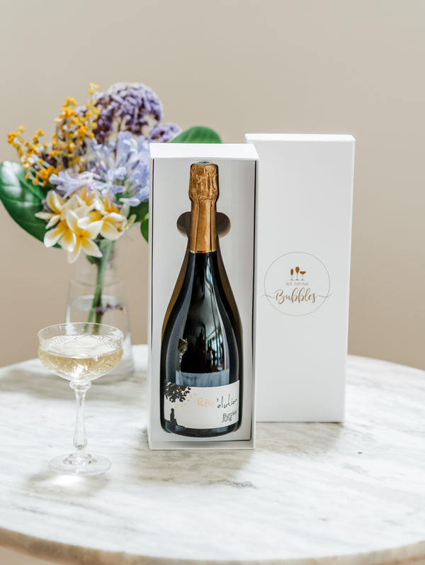 The perfect gift to say "Cheers" for every occasion. Our "Cheers Gift Bundle" includes a bottle of boutique bubbles, a SugarFina candy cube, gold champagne stopper and tasting notes.