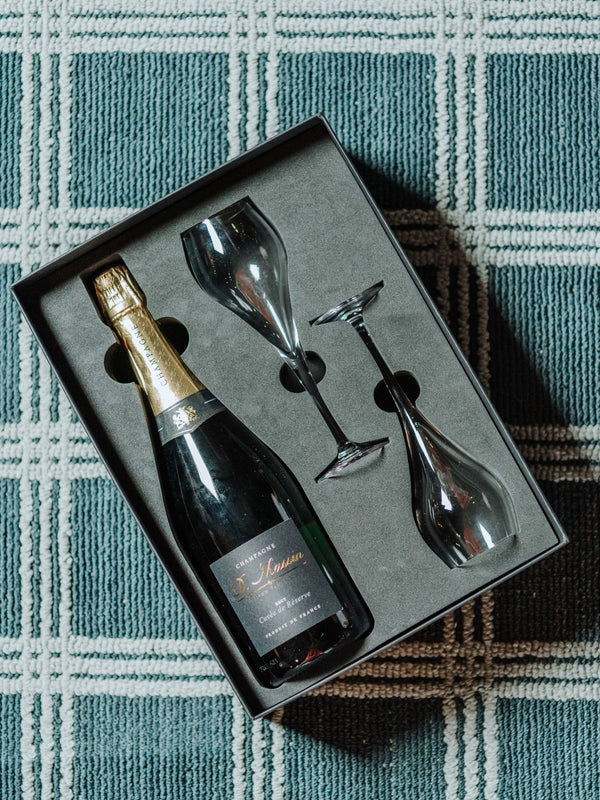 The perfect gift for every occasion. Our Champagne and glasses gift set includes a bottle of boutique bubbles, crystal tulips and tasting notes.