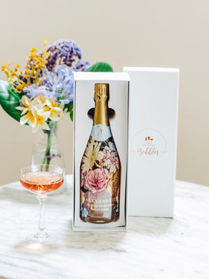 The perfect gift to say "Cheers" for every occasion. Our "Cheers Gift Bundle" includes a bottle of boutique bubbles, a SugarFina candy cube, gold champagne stopper and tasting notes.